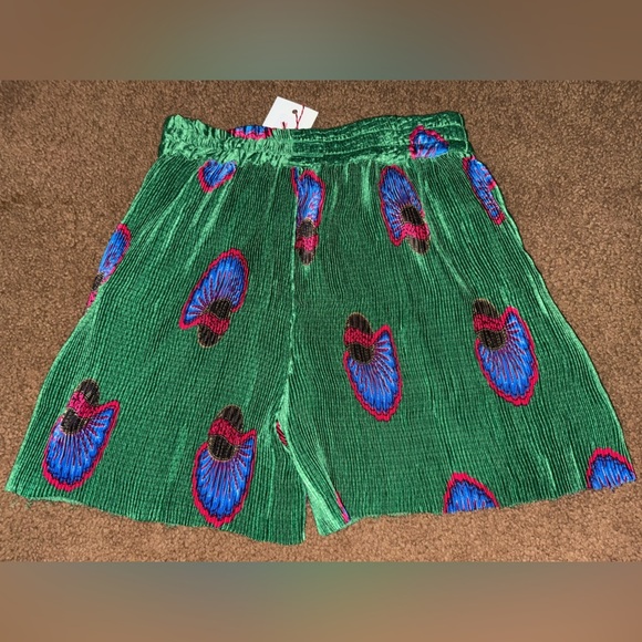 Green Patterned Women's Shorts - Picture 2 of 3